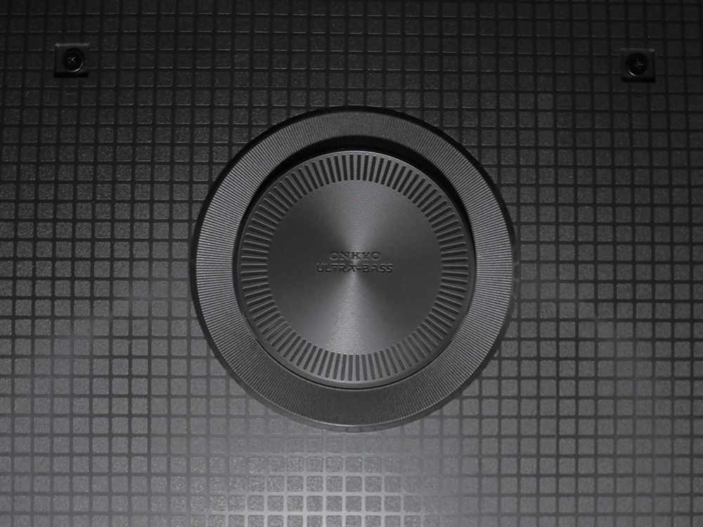 09b-TCL-65C655-subwoofer-na-tylnej-sciance-obudowy.jpg